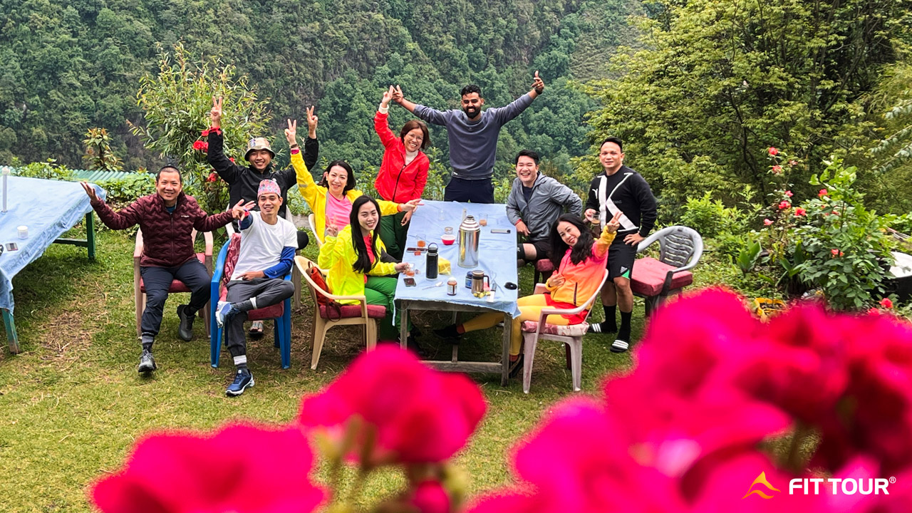 Đoàn nghỉ ngơi trong hành trình trek trại căn cứ Annapurna