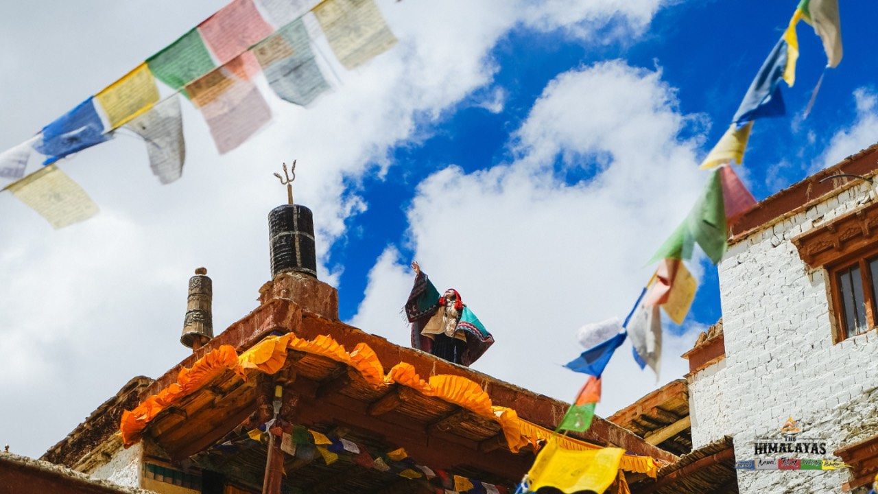 Du khách tour Ladakh tận hưởng không khí ở tu viện