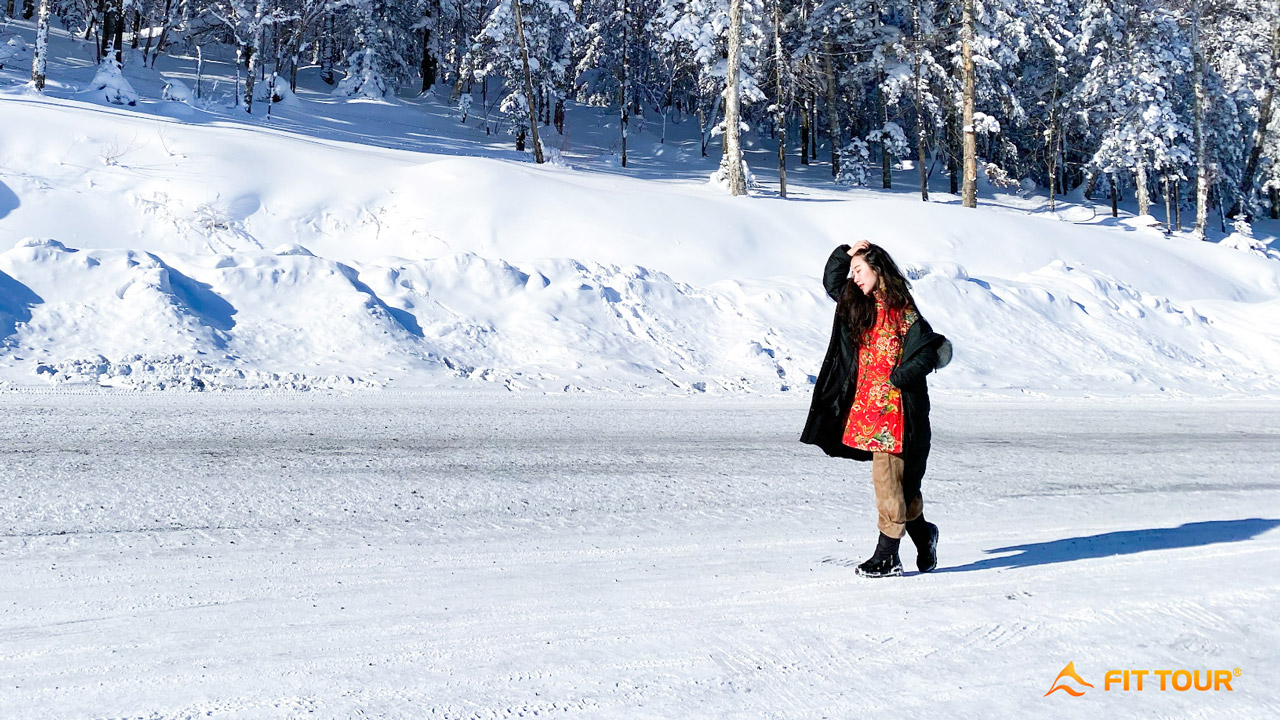 Du khách đi dạo trên phố Tuyết Vận Snowyun Street tại Làng tuyết Trung Quốc