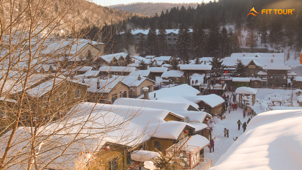 Toàn cảnh Làng tuyết Trung Quốc China Snow Town với mái nhà phủ tuyết dày tại Mẫu Đơn Giang